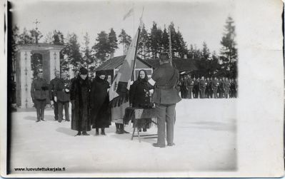 Raudun Rintamamieslipun lipunvihkimistilaisuus 4 huhtikuuta 1932 (?). Takana raudun taistelun 1656 muistomerkki.  

