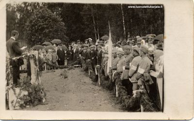 Eino Rahikka puhuu. Sankaripatsaan paljastus 16.5.1921.
