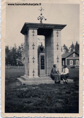 Rauha Kytö ja täti v. 1656 taistelujen   muistomerkillä 5.8.1934.
