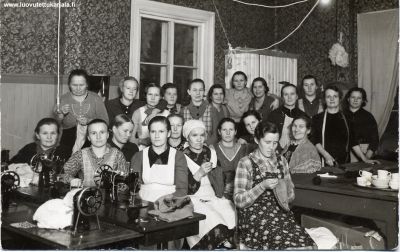 Armeijaa varten tehtiin erilaista vaatetusta Heinolan työtuvalla. v.1940 Siiri-äiti o.s. Auvinen kuvassa edestä katsoen oikealla. Kuva Mauri Avoniuksen kokoelmasta
