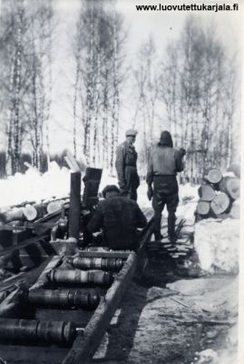 Uusille asuinsijoille.
Rakennustarpeiden sahausta kenttäsirkkelillä v. 1948.
