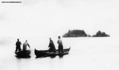 Ruskealan kirkkolahdella Jänisjärvellä nuotanvetoa, osakkaat Jussi Auvinen, Juho Eronen, Jaakko Vottonen ja Heikki Rouhiainen vuonna 1938. Taustalla Nuottasaari ja Kontronsaari.  
