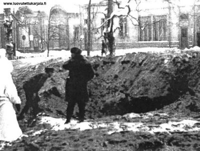 Kuopion Kirkkopuistoon kaivettuun pommisuojaan osui pommi.  18 henkilöä kuoli. Ruokailu oli alussa, kun tuli hälytys.  Jäljessämme juoksi joukkueemme alokas, joka oli laskettu suojaan.  Hänestä jäi vain sotilaslakki tuntomerkiksi, sillä pommi oli silponut hänet kappaleiksi.  Kuva: Tauno Monosen kokoelmasta.
