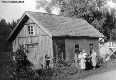  Feliks Pirhosen talo Ruskealassa.  Feliks Pirhosen äiti Anna Pirhonen vasemmalla.  Kuva Hilkka Tanhulan o.s. Rellman  kokoelmasta.
