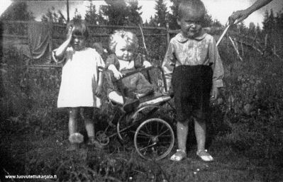  Feliks Pirhosen lapset Juhani, Leena, Elna Kaarina s.8.6.1943 Ruskealassa. Kuva Leena Pystysen kokoelmasta
