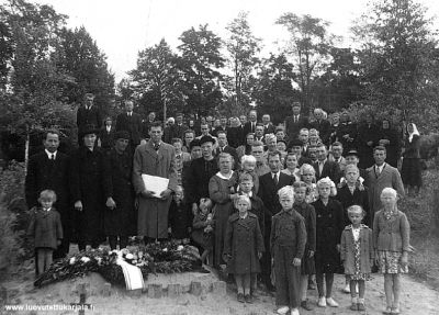 Hautajaiset, Ehkä Sakkolassa kuvan lähettäjän mukaan. Vainaja ehkä Meskanen. 
