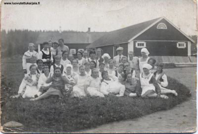 Petäjäjärven emäntäkoulun oppilaita 30-luvulla.
