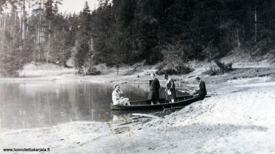 Venevalkamassa souturetkelle lähtijät. Oikealle menvä tie vei Hovinkylään ja Lapinlahteen, vasemalle menevä tie vei must'surman mäkien kautta Petäjärvelle. Mäntyjen keskellä oleva tie vei Suvannon rannalle Sudenhäntään, joka oli myös kirkkotie.
