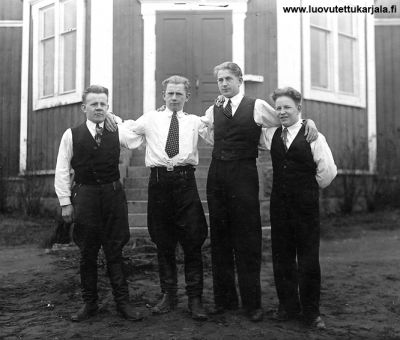Ylä-Vuoksi vuonna 1934 koulun edessä kämppäkaverit: Oskari Kiuru Vuoksenranta, Oiva Hirvonen Jääski, Yrjö Raaska Sakkola ja Ilmari Häninen Vehkalahti.   
