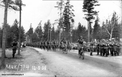 RAUK/JP4 16.5.1938 Sakkolan Kiviniemi. Edessä ltn. Valkonen, takana kers. Käppi jonka kyynärpään kohdassa aloik. Kuosmanen, ohimarssia ottaa vastaan jääk.majuri Saarwa.
