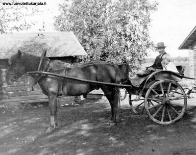 Kirkkoon lähdössä. Mikko Ruottunen Sanelman kanssa Sakkolan Haparasisissa. Kuva vuodelta 1938.
