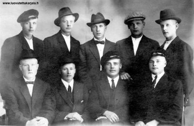 Haparaisten poikia 1920 Sakkolasta. Vas. ylh. Väinö Pitkänen, Vilhelm Kekki, Manu Pitkänen, Eemeli Pitkänen, tuntematon. Alarivi vas. Jooseppi Ruottunen, Emanuel Kopponen, Aapro Hyyvä, tuntematon. 
