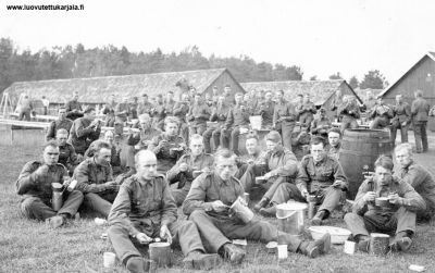 Keljan, Haparaisten ja Pursuon miehiä ruokailutauolla Perkjärvellä 1935 kertausharjoituksissa olessa. Näitä miehiä oli paljon mukana kun venäläiset lyötiin takakaisin Keljassa jouluna 1939. He kuuluivat Er.P.6 pataljoonaan. Kuvan omistajan isä istuu ämpärin vieressä.   
