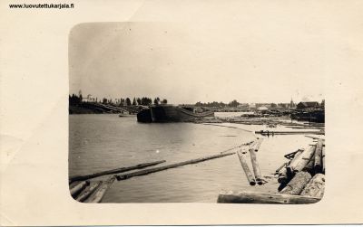 Kesäkuun 16 pv. 1917 syttyneen tulipalon jälkiä Salmissa, joessa ui palaneita roomuhylkyjä. 

