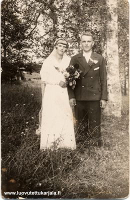 Salmin pitäjän Käsnäselkä. Nuorta onnea. Julia os. Ruuskanen ja Aleksei Marttisen hääkuva, otettu Käsnäselässä 1934. 
