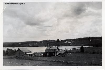 Kaukjärven(?) kylä Salmisssa. Raja kulkee järven halki, takana venäläinen puoli.  
