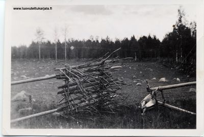 Maanviljelyskalustoa Salmin Rajaselän kaskella. 1938.
