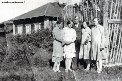 Talo omenapuutarhoineen. Mantsinsaari. Oritselkä, Vasili Kimajeffin talo. Maria Kimajeff vasemmala.
