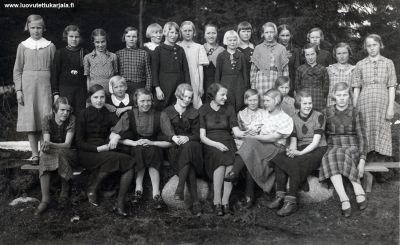 Salmin keskikoulun tyttöjä v. 1936.

