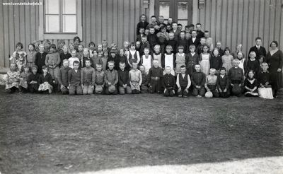 Salmin Tuleman kansakoulu. Kuvassa lukee: Sergei Lukin, Klaudia Lukin. ja päivämäärät 21.5.1933 ja v. 1939.  
