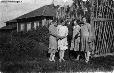 Salmi, Mantsinsaari, Oritselkä. 1920-30 luku. Vasili Kimajeffin talo ja Maria Kimajeff vasemalla.
