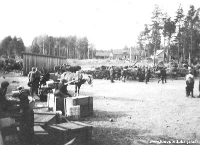 Syksyllä 1944 evakuoitiin suurhyökäyksen alta koko Karjala. Tämä kuva on Alatun asemalta, jossa suistamon evakkoja siirtymässä junaan. 
