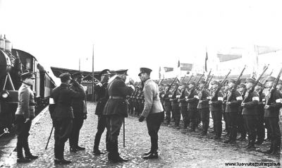 Kannaksen rajavartiosto otti vastaan korkea-arvoisia vieraita Virosta Terijoen asemalla 16.5.1938. Valokuvannut Pellinen Terijoki.
