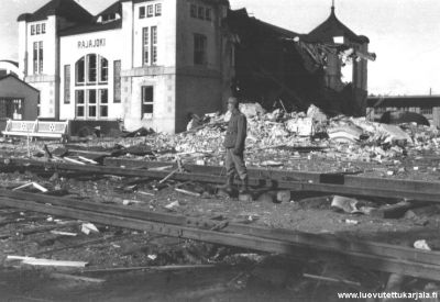 uhoutunut asemarakennus 1942.
