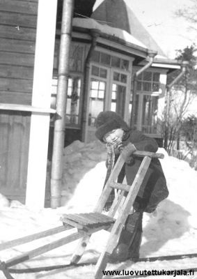 Terijoki Kuokkala, kuvan omistajan sisar Eira Veijalainen kotitalon verannan edessä. 
