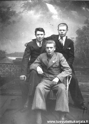 Nuoria miehiä. Raivolassa vuonna 1936. Takana nimikirjaimet AM, LH ja AG. Vasemmalla Aleksander Glumoff, oikealla Leo Hollo.
