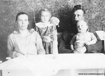 Terijoella Savikurjen huvilassa v. 1930. Mandi ja Tahvo Virolaisen perhekuva. Kaarlo oli sairas, että äiti-Mandi halusi valokuvan varmuuden vuoksi muistoksi. Kylikki on myös huolissaan.
