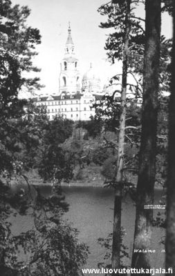 Kirkko kuvattu vastarannalta. Postikortti, Korttikeskus 1936.
