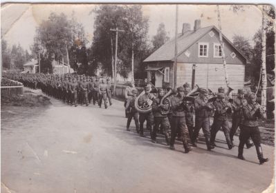 Kuvassa Lukekee: Soitetaan. Saaran Valokuvaamo Valkjärvi.
Arvi Salmen armeijakuva Valkjärveltä. Hän oli palveluksessa Valkjärvellä 10.9.1936-25.08.1937.
