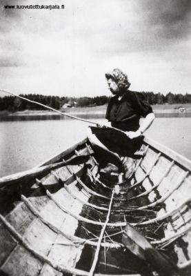 Jenny Salli ongella Syvälahden järvellä.
