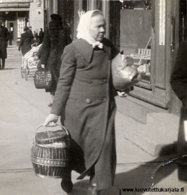 Leena Salli munia myymässä Viipurin torila 1929-30. Kuva otettu Karjalankadulla.
