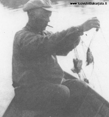 Vuoksen Munninlahdella kuvan omistajan isä Sulo Leinonen verkkoja kokemassa. Munninlahti oli koko perheen "ajanviettopaikka" 
