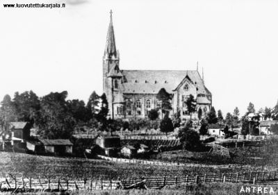 Antrean uusi kirkko valmistui 1894. Kuva otettu n. 1905. Kuvan tekee harvinaiseksi siinä näkyvät käsityöläisten mökit. 
