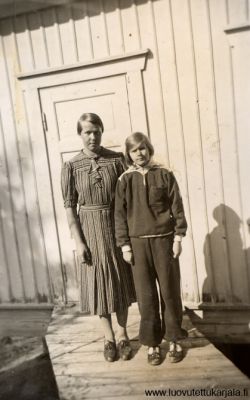 Hilkka ja Kaisu Kuparinen. Vuokon mukaan kuva otettu 1940. (Jos näin on kuva otettu ilmeisesti evakossa/ SR)
