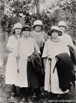 Hiitolan tyttöjen pukumuotia 1924.
