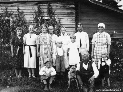 Hiitolan Marjaniemi 1938. Kuvan omistajan äidin enon perhe.
