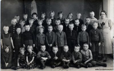 Pitkärannan Pervoin koulun alaluokkalaiset koulukuvassa 1934. Opettaja Aino Vanninen.   

