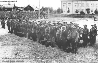 Pitkärannan linnoittajat lähdössä Kannakselle 1939. Pervoin koulu taustalla
