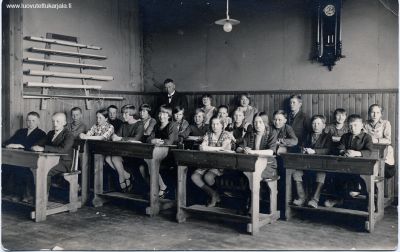 Jaakiman yhteiskoulun aikaa. III-luokka v. 1931. Koulun johtaja Paavo Päivärinnan valvonnassa. 
