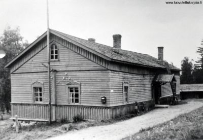 Jaakkiman seurakunnan talo jossa kunnan asioita hoidettiin 94 vuotta, vuoteen 1939.07.21. Kuvannut P Toivanen Lahdenpohja. 
