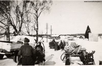 Evakuointia talvisodan jälkeen Jaakkiman Vaarankylässä. Kuvannut Aaro Punkari.
