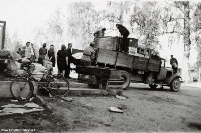 Kunnantoimiston arkistoa evakuoidaan (oletettavasti 1944/ SR). Kuvannut Aaro Punkari.

