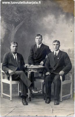 Nurmin poikia 1920-luvulla. Svante (oik) ja Bruno Kymäläinen, kolmas tuntematon.
