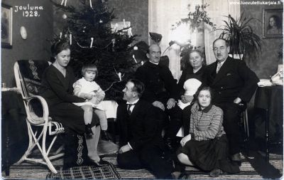 Valokuvaaja Talvenheimon perhe ja + isovanhemmat jouluna 1928. 
