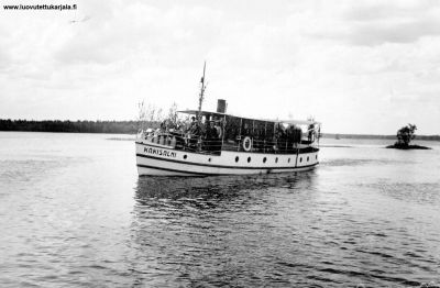 Juhannus 1934, August Katainen oli laivassa konemestarina. Hän oli Sohvi Romppasen kolmas aviomies (toine oli  Simo Sinkkonen). Laiva ui Vuoksessa Käkisalmen edustalla, perän takana Pamppuluoto.   
