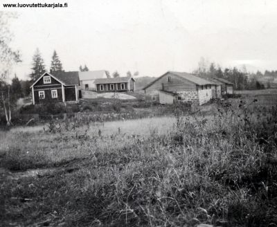 Simo Pessin talous keskus Kaukolan Paavilanmäki 13, kuvattu 1941.
